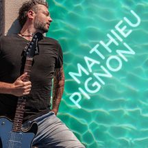 Pochette du disque : Mathieu Pignon, guitare électrique à la main, devant une eau turquoise